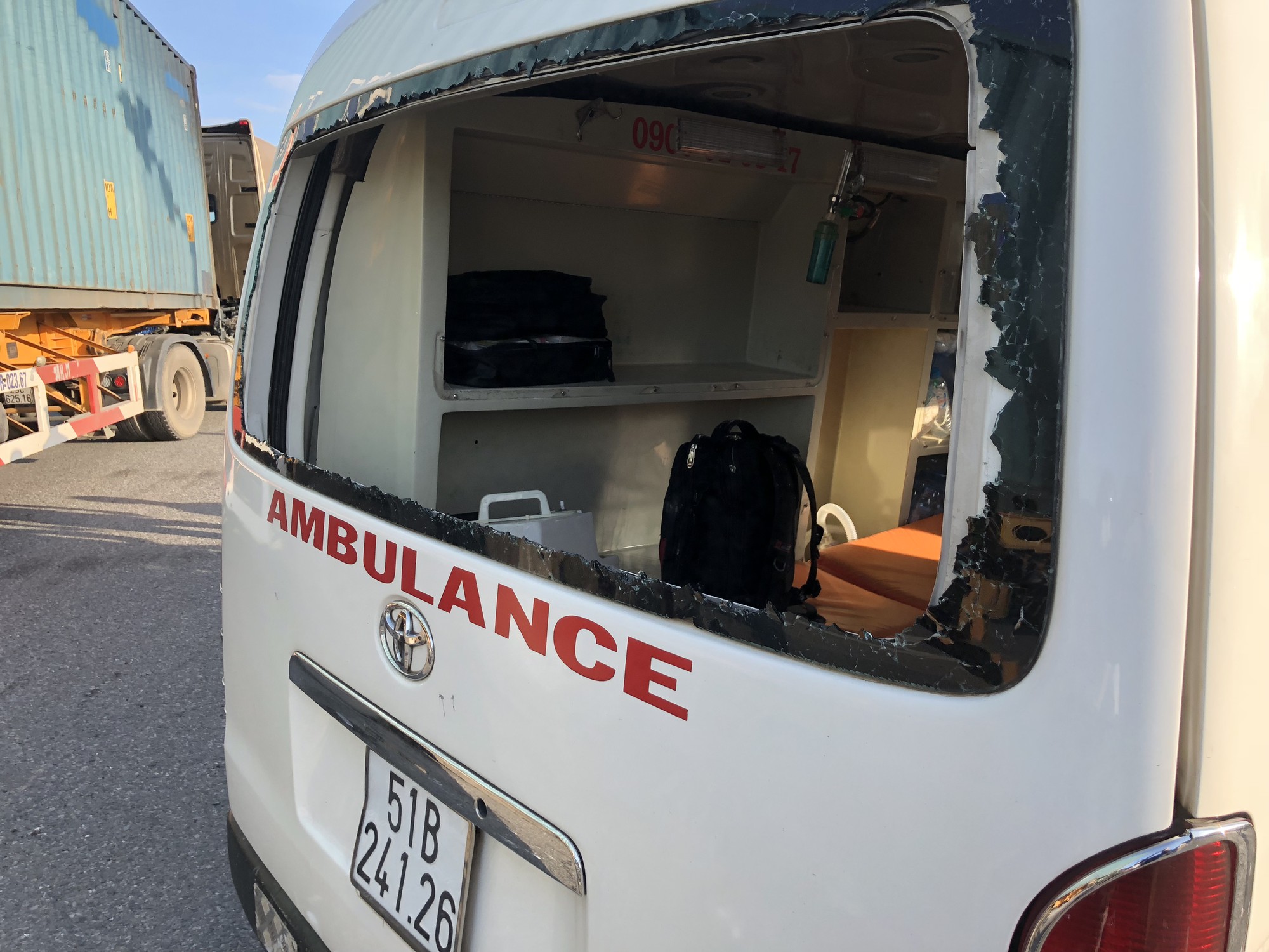 Xe cấp cứu chở bệnh nhân ung thư va chạm kinh hoàng với ô tô con, 5 người trọng thương