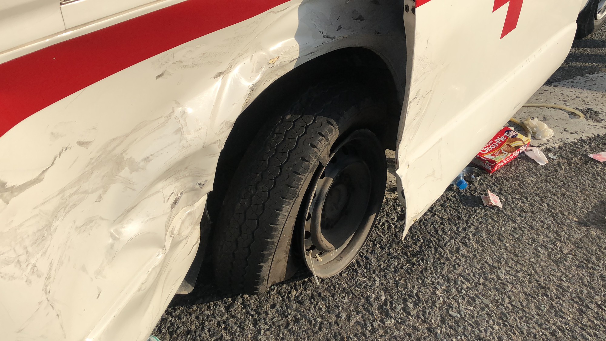 Xe cấp cứu chở bệnh nhân ung thư va chạm kinh hoàng với ô tô con, 5 người trọng thương