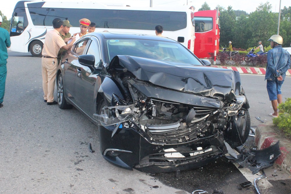 Xe cấp cứu chở bệnh nhân ung thư va chạm kinh hoàng với ô tô con, 5 người trọng thương