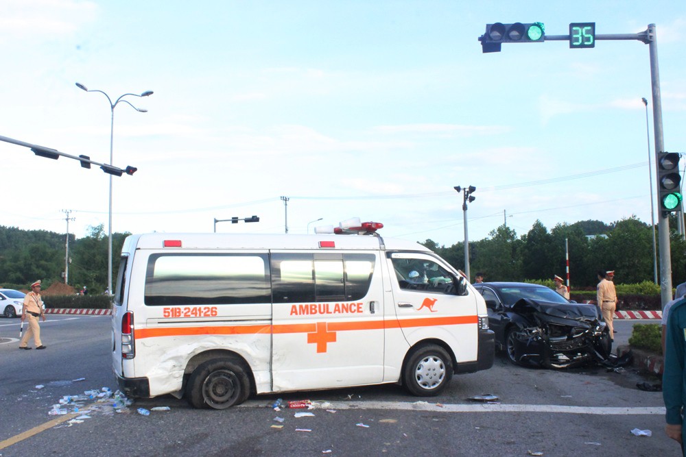 Xe cấp cứu chở bệnh nhân ung thư va chạm kinh hoàng với ô tô con, 5 người trọng thương