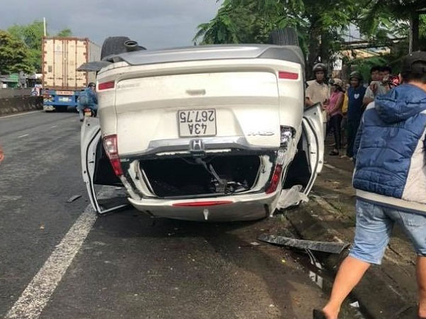 Phó giám đốc Sở TN&MT; Đà Nẵng đâm xe lật ngửa, vợ tử vong