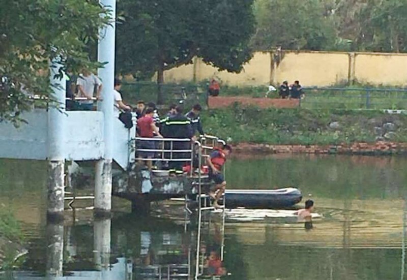 Chèo thuyền trên hồ, hai học sinh cấp 3 tử nạn