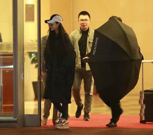 Phạm Băng Băng chính thức lộ diện sau scandal, lặng lẽ xuất hiện nhưng vẫn khí chất ngút ngàn Phạm Băng Băng chính thức lộ diện sau scandal, lặng lẽ xuất hiện nhưng vẫn khí chất ngút ngàn