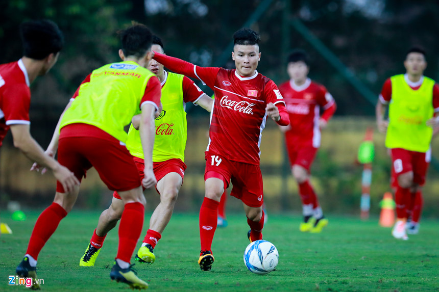 HLV Park Hang-seo cho ĐT Việt Nam thực hiện các bài tập lạ