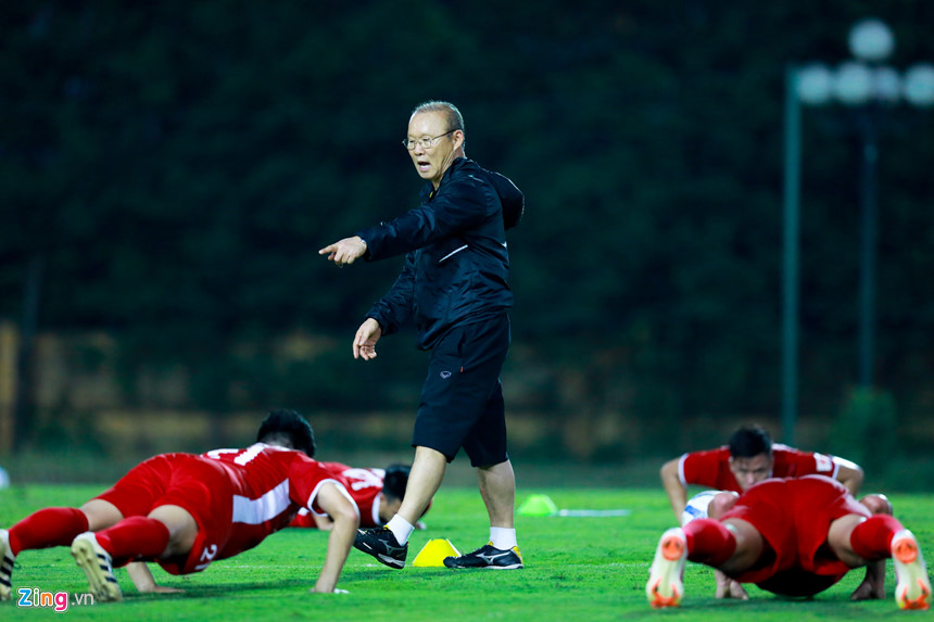 HLV Park Hang-seo cho ĐT Việt Nam thực hiện các bài tập lạ