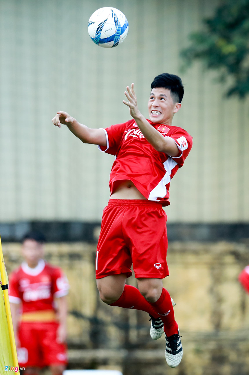 HLV Park Hang-seo cho ĐT Việt Nam thực hiện các bài tập lạ