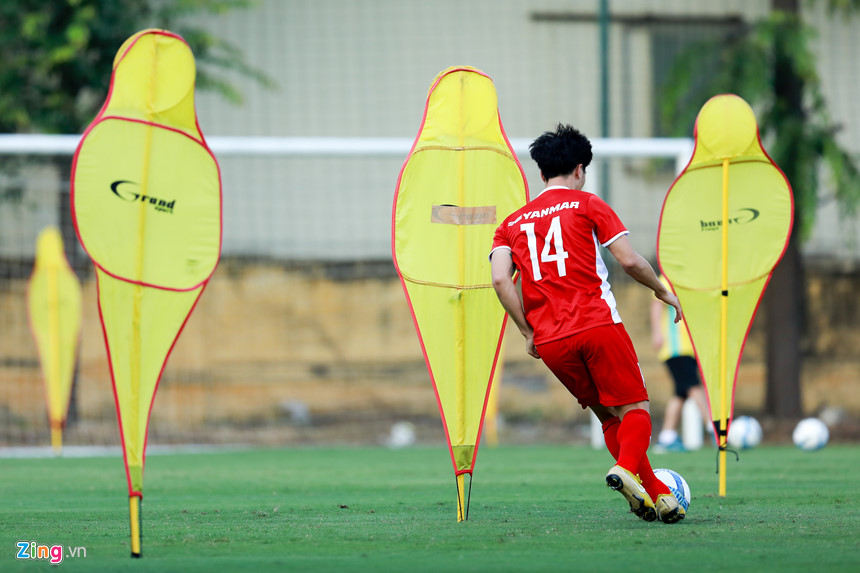 HLV Park Hang-seo cho ĐT Việt Nam thực hiện các bài tập lạ