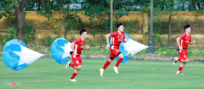 HLV Park Hang-seo cho ĐT Việt Nam thực hiện các bài tập lạ