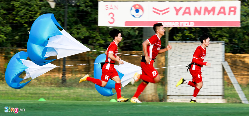 HLV Park Hang-seo cho ĐT Việt Nam thực hiện các bài tập lạ