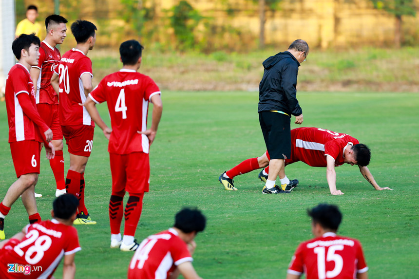 HLV Park Hang-seo cho ĐT Việt Nam thực hiện các bài tập lạ