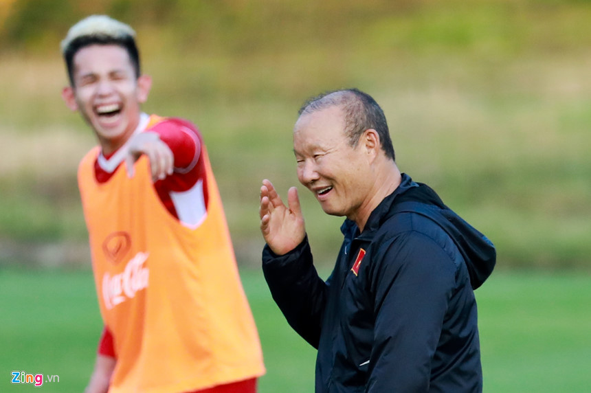 HLV Park Hang-seo cho ĐT Việt Nam thực hiện các bài tập lạ