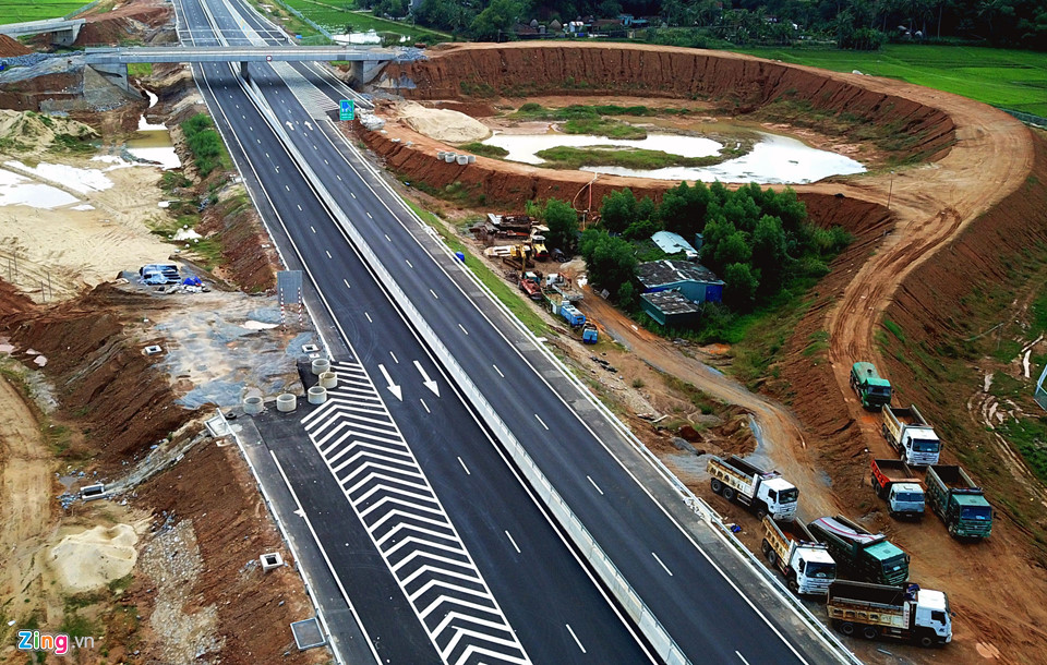 Cao tốc 34.500 tỷ ngổn ngang sau hơn một tháng thông xe