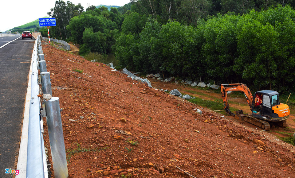 Cao tốc 34.500 tỷ ngổn ngang sau hơn một tháng thông xe