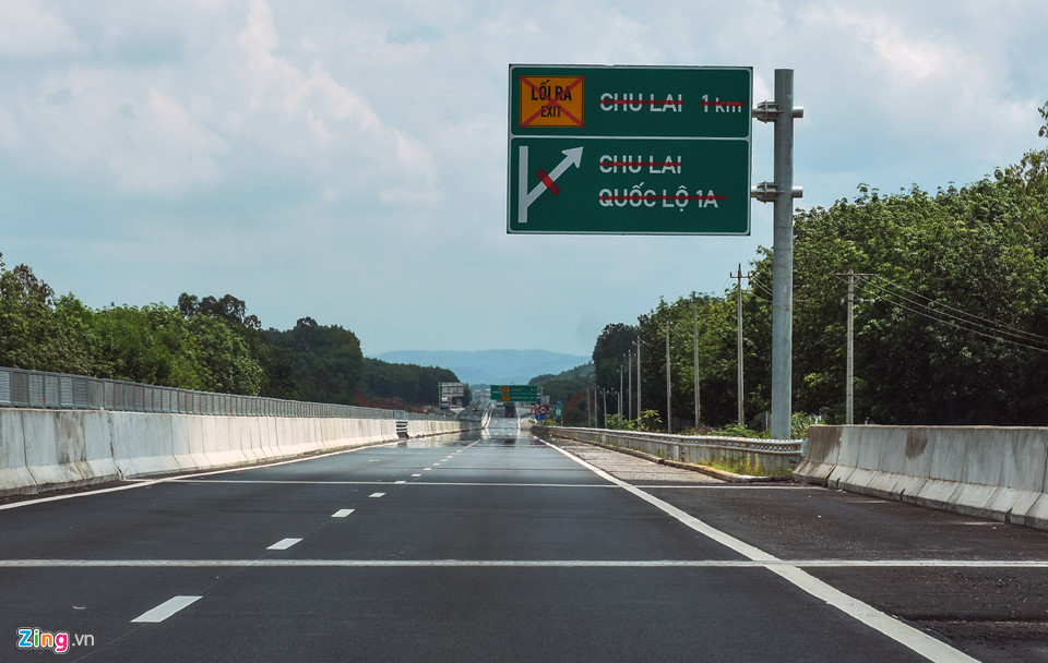 Cao tốc 34.500 tỷ ngổn ngang sau hơn một tháng thông xe