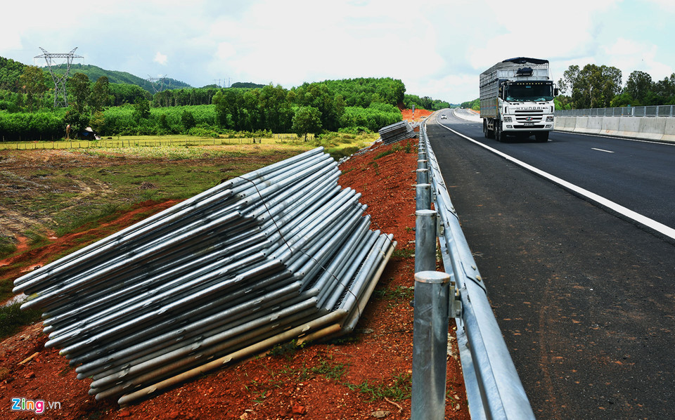 Cao tốc 34.500 tỷ ngổn ngang sau hơn một tháng thông xe