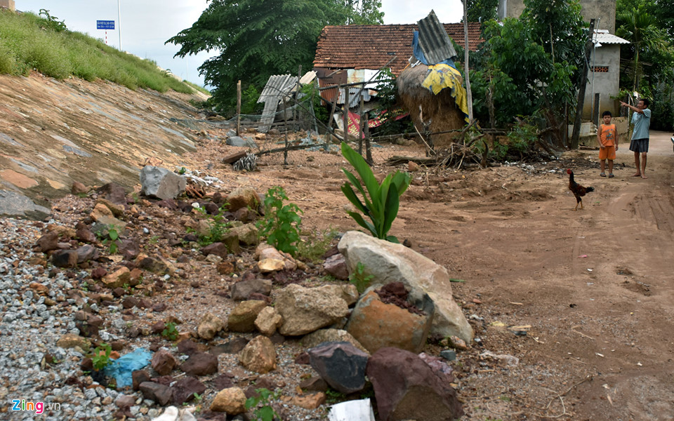 Cao tốc 34.500 tỷ ngổn ngang sau hơn một tháng thông xe