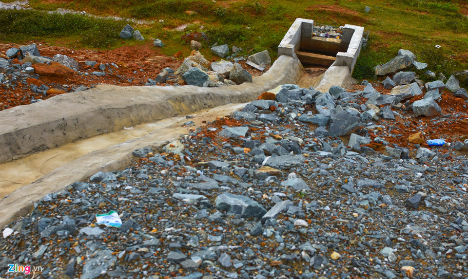 Cao tốc 34.500 tỷ ngổn ngang sau hơn một tháng thông xe