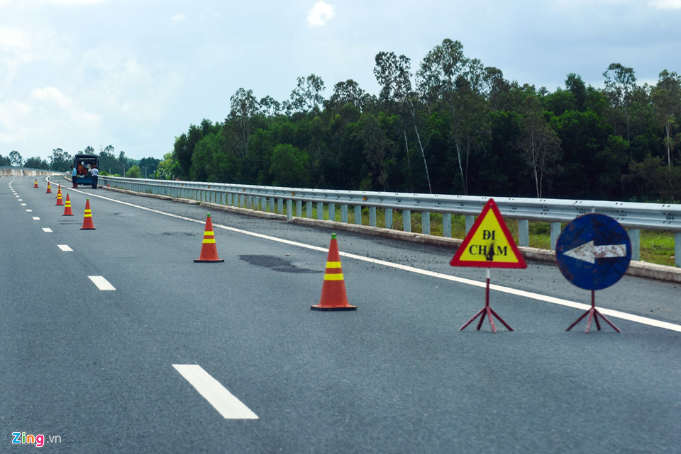 Cao tốc 34.500 tỷ ngổn ngang sau hơn một tháng thông xe