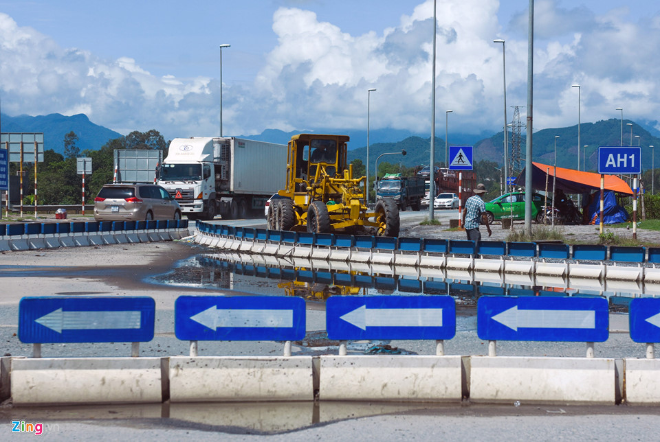 Cao tốc 34.500 tỷ ngổn ngang sau hơn một tháng thông xe