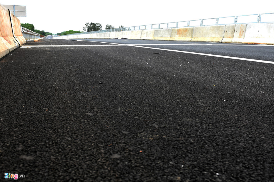 Cao tốc 34.500 tỷ ngổn ngang sau hơn một tháng thông xe