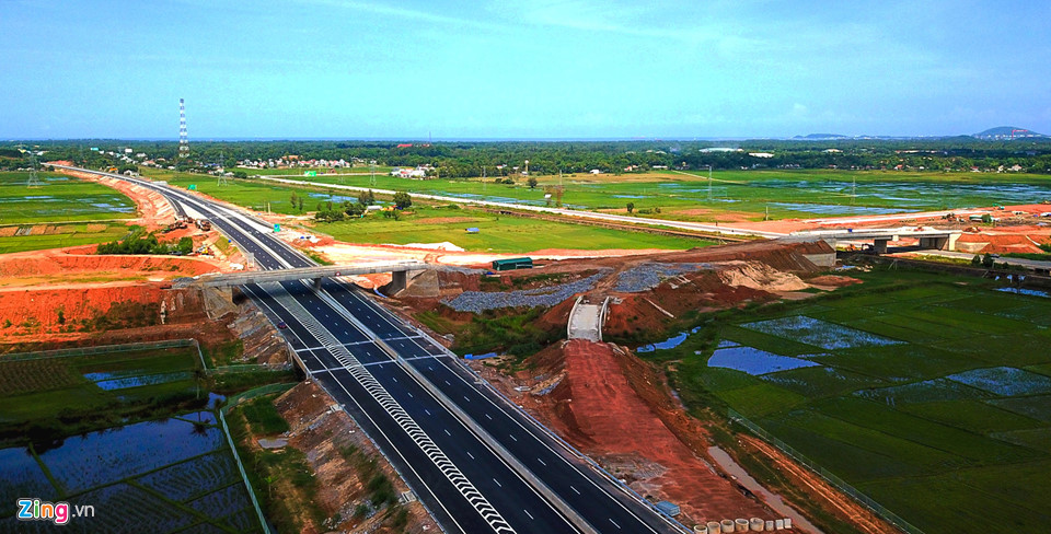 Cao tốc 34.500 tỷ ngổn ngang sau hơn một tháng thông xe