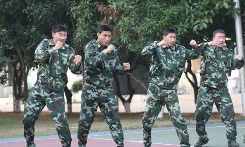 Bóng đá Trung Quốc lại dậy sóng vì buộc cầu thủ tập quân sự