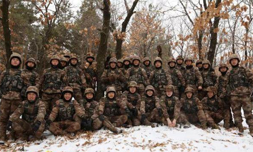 Bóng đá Trung Quốc lại dậy sóng vì buộc cầu thủ tập quân sự