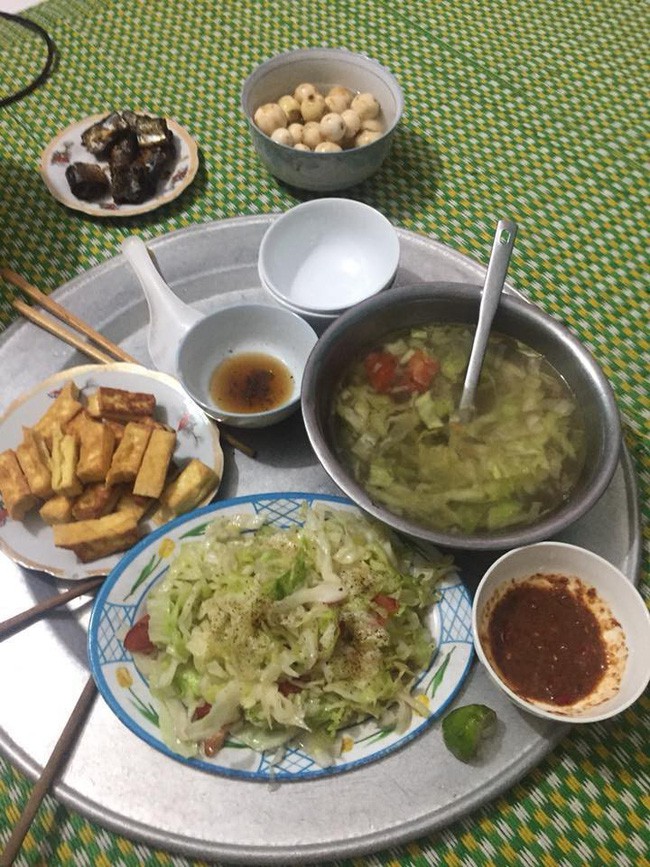 Khoe mâm cơm rẻ chỉ 28k có những 5 món, vợ trẻ được khen khéo vun vén, người lại xuýt xoa vì chồng dễ nuôi