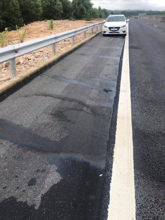 Phát hiện vệt dầu loang bất thường trên đường cao tốc Đà Nẵng – Quảng Ngãi