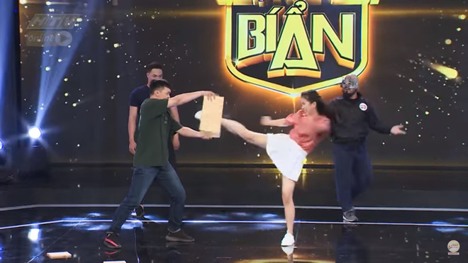 Giọng ca bí ẩn tập 10: Hari Won chơi ngu khiến Trấn Thành bị chấn thương ngay khi đang ghi hình