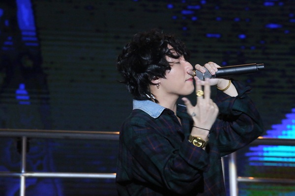 Mượn tạm kiểu tóc của Tiên Tiên, Sơn Tùng M-TP hát Nắng ấm xa dần khuấy động phố đi bộ Hà Nội