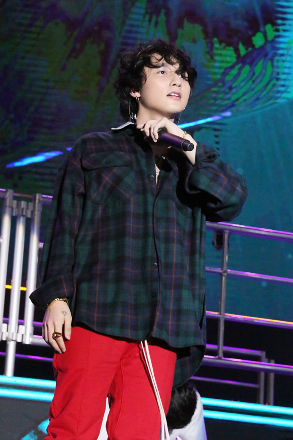 Mượn tạm kiểu tóc của Tiên Tiên, Sơn Tùng M-TP hát Nắng ấm xa dần khuấy động phố đi bộ Hà Nội