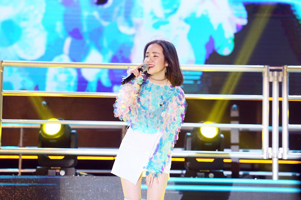 Mượn tạm kiểu tóc của Tiên Tiên, Sơn Tùng M-TP hát Nắng ấm xa dần khuấy động phố đi bộ Hà Nội