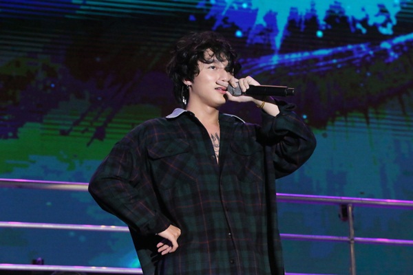 Mượn tạm kiểu tóc của Tiên Tiên, Sơn Tùng M-TP hát Nắng ấm xa dần khuấy động phố đi bộ Hà Nội