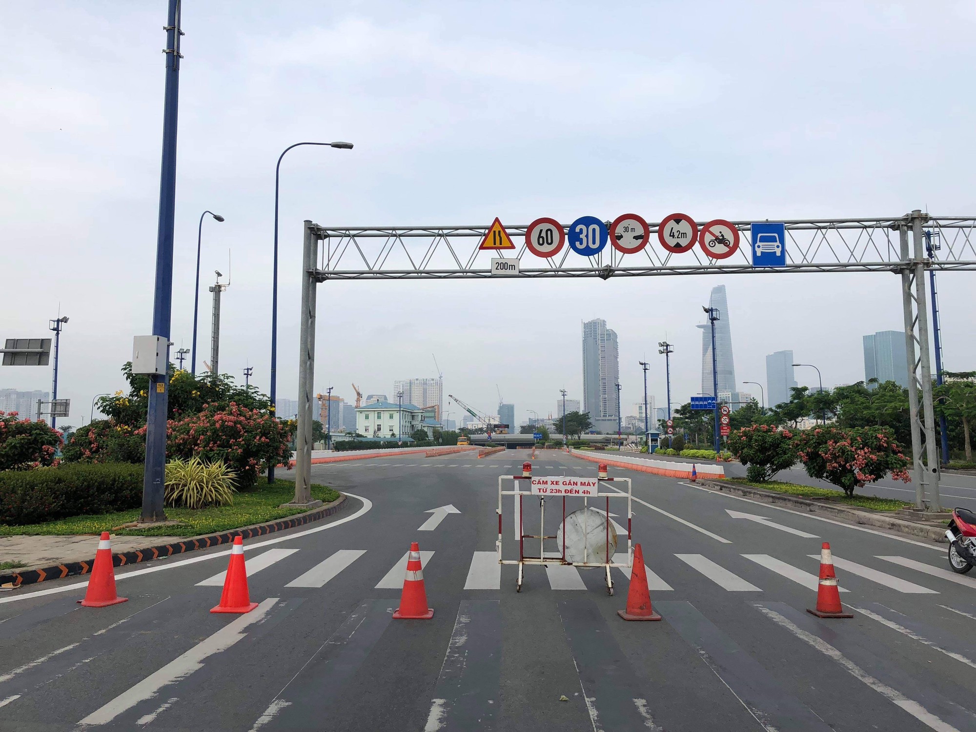 Xác định nguyên nhân vụ sập công trình trước cửa hầm Sài Gòn, giao thông ùn tắc kéo dài