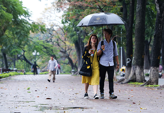 Không khí lạnh tăng cường, miền Bắc có mưa dông từ đêm nay (15/10)