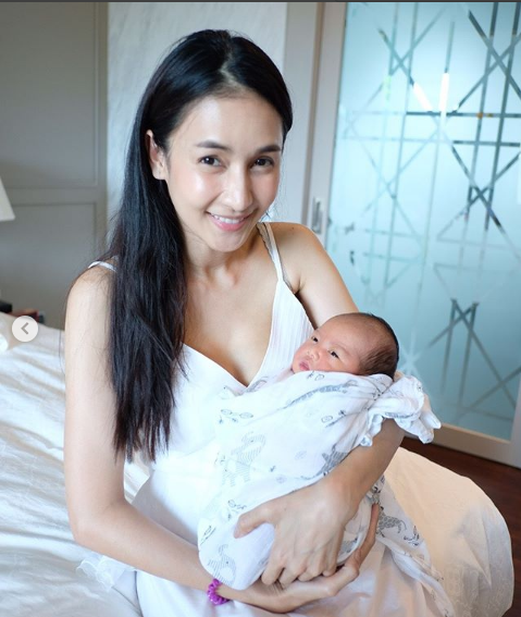 Mẹ trẻ kể khổ mới sinh con 17 ngày đã bị chồng bắt đi kiếm tiền, nhưng dân tình lại tìm ra điểm khả nghi