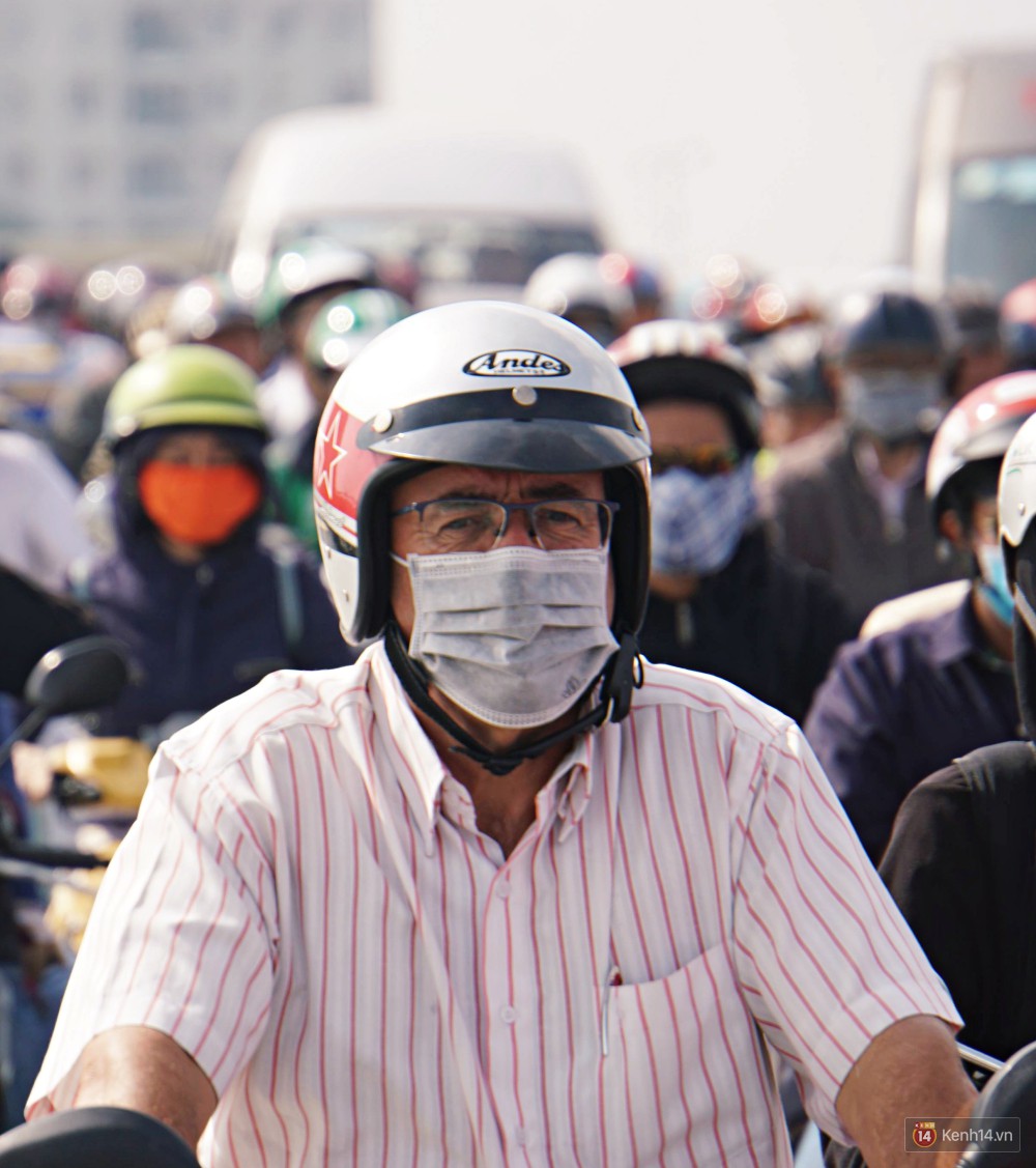 Các tuyến đường về trung tâm Sài Gòn tê liệt từ sáng đến trưa vì hầm Thủ Thiêm bị phong toả