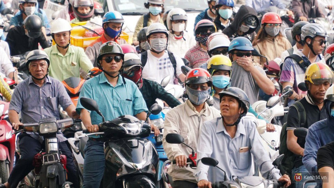 Các tuyến đường về trung tâm Sài Gòn tê liệt từ sáng đến trưa vì hầm Thủ Thiêm bị phong toả