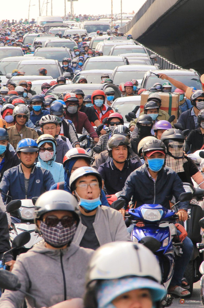 Các tuyến đường về trung tâm Sài Gòn tê liệt từ sáng đến trưa vì hầm Thủ Thiêm bị phong toả