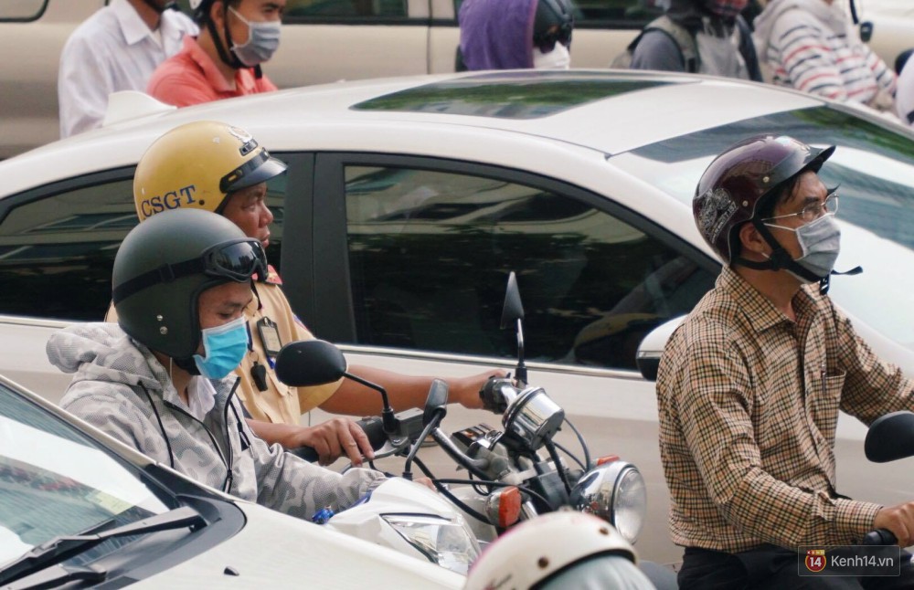 Các tuyến đường về trung tâm Sài Gòn tê liệt từ sáng đến trưa vì hầm Thủ Thiêm bị phong toả