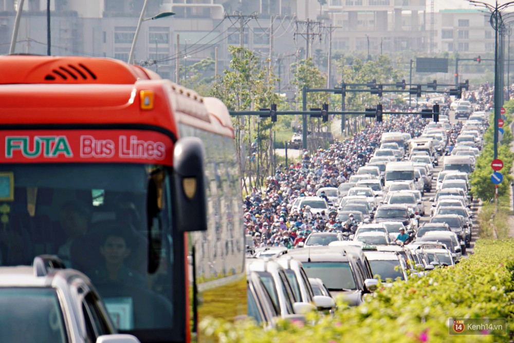 Các tuyến đường về trung tâm Sài Gòn tê liệt từ sáng đến trưa vì hầm Thủ Thiêm bị phong toả