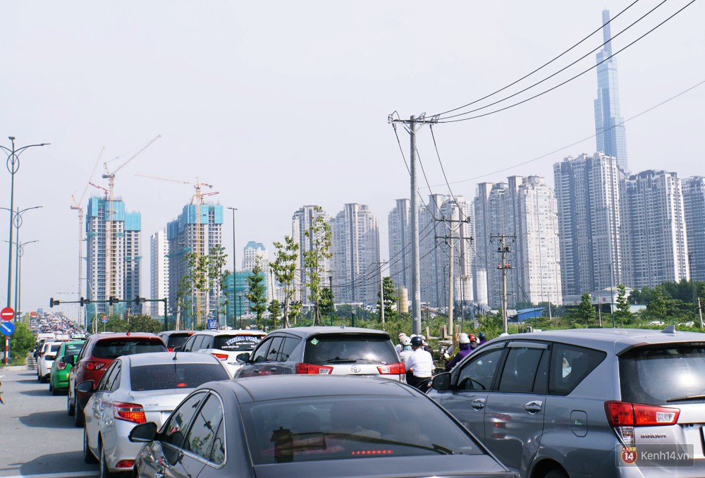 Các tuyến đường về trung tâm Sài Gòn tê liệt từ sáng đến trưa vì hầm Thủ Thiêm bị phong toả