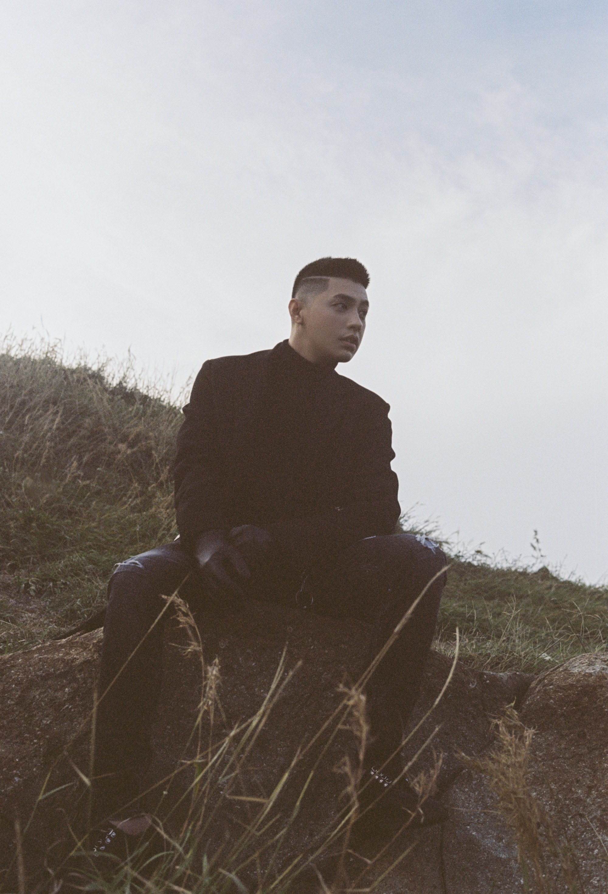 Noo Phước Thịnh comeback với hình tượng đầy nam tính trong MV mới sau ồn ào bị kiện