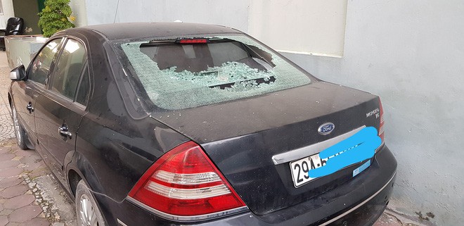 Hà Nội: Cốc thủy tinh từ trên chung cư rơi xuống làm vỡ tan tành kính ô tô, cái cốc không hiểu sao chả sứt mẻ gì