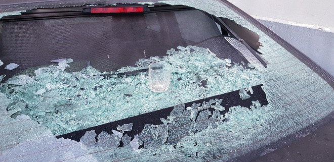 Hà Nội: Cốc thủy tinh từ trên chung cư rơi xuống làm vỡ tan tành kính ô tô, cái cốc không hiểu sao chả sứt mẻ gì