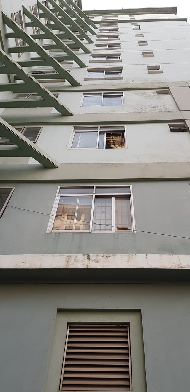 Hà Nội: Cốc thủy tinh từ trên chung cư rơi xuống làm vỡ tan tành kính ô tô, cái cốc không hiểu sao chả sứt mẻ gì