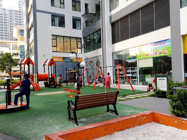 Hà Nội: Đang vui chơi tại chung cư, một cháu bé nghi bị người lớn hành hung đến nhập viện