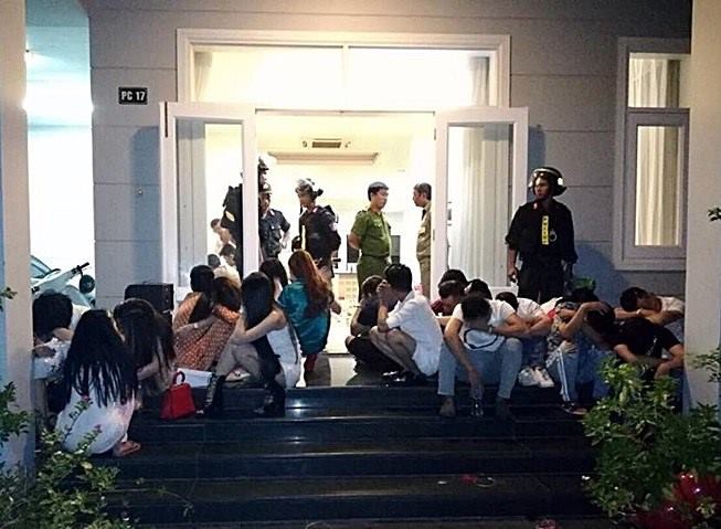 Bắt quả tang bà bầu cùng gần 30 nam thanh nữ tú sử dụng ma túy tập thể trong căn biệt thự ven biển