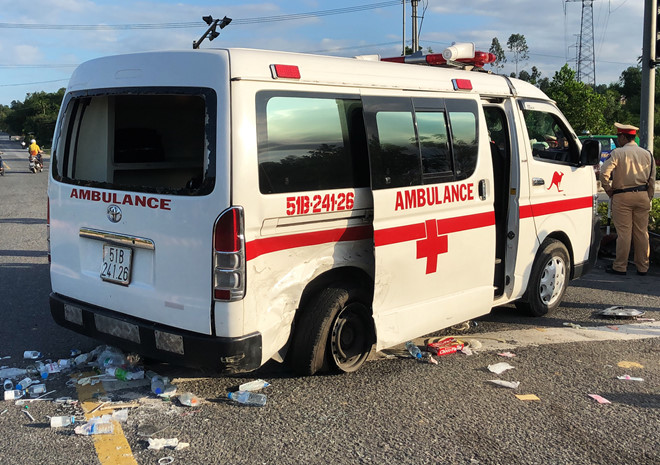 Tài xế Mazda 6 không nghe thấy còi đèn ưu tiên khi tông xe cấp cứu